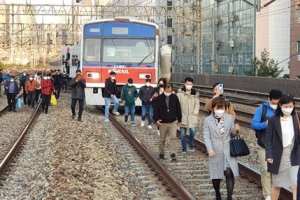[포토] 서울지하철 1호선 열차 탈선…철길 걷는 시민들