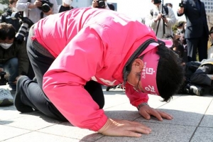 [포토] ‘큰절’로 지지 호소하는 황교안 후보