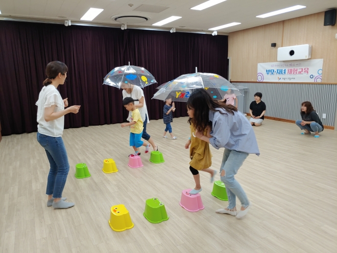 의왕시 드림스타트에서 진행한 ‘모든 아아기 건강하고 행복한 세상. 부무자녀 체험교육.의 한 장면. 의왕시 제공