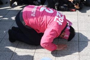 [서울포토] 황교안 후보, 지지 호소하며 ‘큰 절’