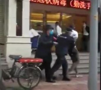 중국 광저우에서 흑인이 어딘가로 쫓겨나고 있다. CNN 방송 화면 캡처