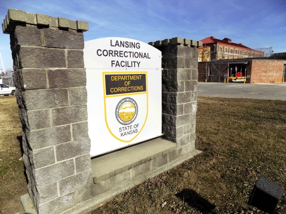 지난 2월 캔자스주의 랜싱교도소 입구. 이곳 수감자들은 4월 9일 코로나19로 폭동을 일으킨 바 있다. AP통신