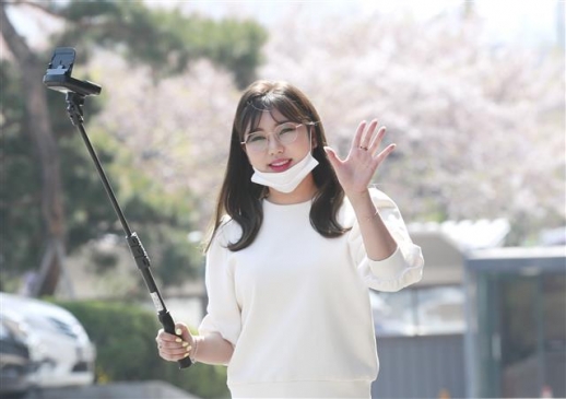 트로트 가수 송가인이 14일 서울 여의도 KBS 별관에서 열린 KBS 2TV ‘유희열의 스케치북‘(유스케) 녹화를 위해 출근하고 있다. 2020.4.14<br>뉴스1