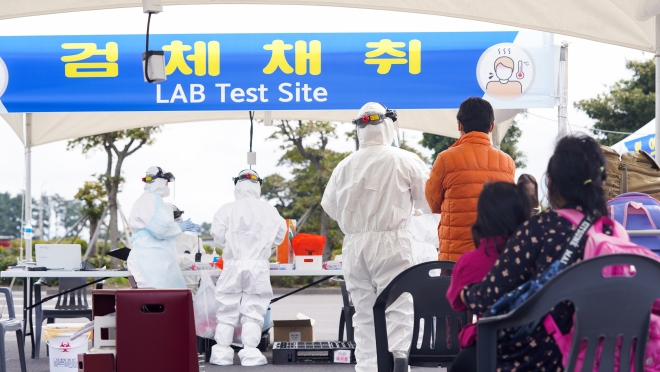 제주공항에서 해외방문 이력 입도객들을 대상으로 코로나19 검체검사를 하고 있다.(서울신문DB) 