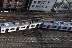 궤도 이탈한 전철… 출근길 시민들 큰 불편