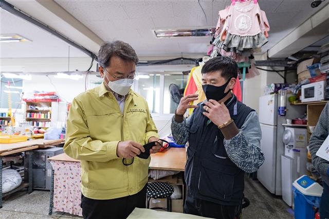 김선갑(왼쪽) 서울 광진구청장이 지난 3일 광진구 중곡동의 한 봉제공장을 찾아 국민안심 면마스크를 살펴보고 있다. 광진구 제공