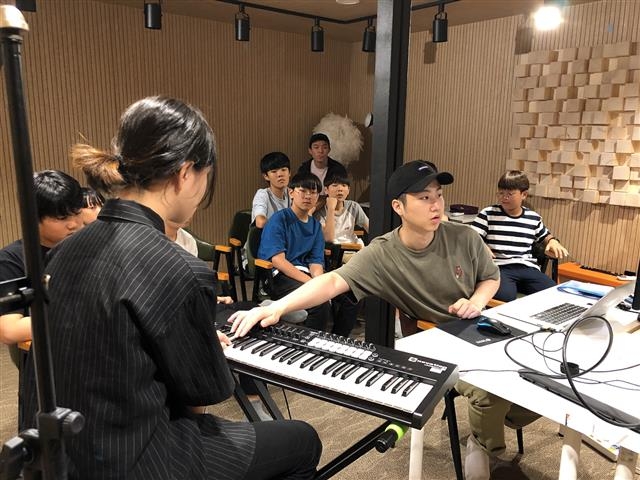 서울 도봉구 창동에 있는 ‘오픈창동’ 작곡실에서 청년음악가들이 모여 함께 작곡하고 있다. 도봉구 제공