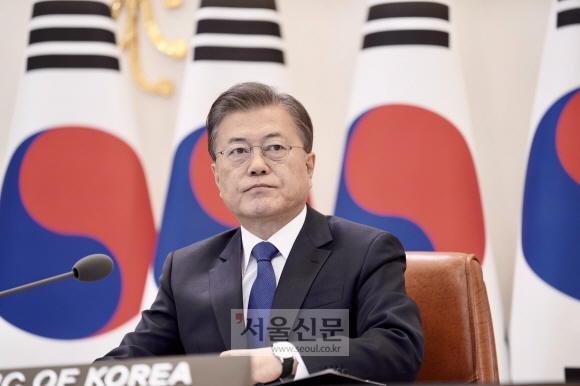 문재인 대통령이 14일 오후 청와대 집무실에서 코로나19 대응을 위한 ‘아세안+3 화상정상회의’를 하고 있다. 2020. 4. 14 도준석 기자pado@seoul.co.kr