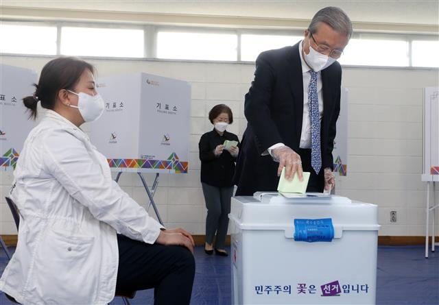 김종인 미래통합당 총괄선거대책위원장이  제21대 국회의원선거 투표일인 15일 오전 서울 종로구 하비에르 국제학교에 마련된 평창동 제3투표소에서 비닐장갑을 낀 채 투표함에 용지를 넣고 있다. 2020.4.15 뉴스1