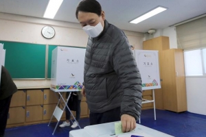 [포토] 비닐장갑 미착용 윤석열 ‘소중한 한 표’