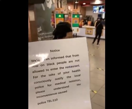 중국 광저우(廣州)의 한 맥도날드 매장에 붙은 안내문. 흑인의 출입을 금지하는 내용이다.  재중국 흑인 인권 단체 ‘블랙 리비티 차이나’ 트위터
