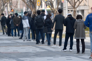 [서울포토] 투표 위해 길게 줄 선 유권자들