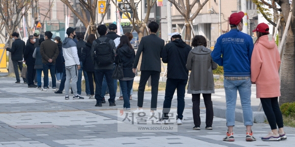 15일 서울 송파구 송파책박물관에서 시민들이 투표를 위해 줄을 서 있다. 2020.4.15  박지환 기자 popocar@seoul.co.kr