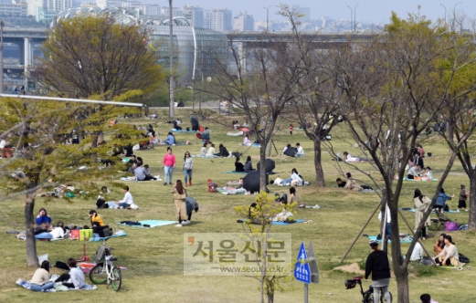 [서울포토] 인파로 붐비는 한강시민공원