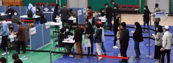 15일 서울 삼전초등학교에 투표를 하기 위해 시민들이 줄을 서고 있다. 2020.4.15 박지환기자 popocar@seoul.co.kr