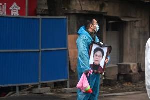 코로나 재확산에… 제재 푸는 日·집단 탈출  中