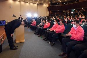 당 대표서 물러난 황교안… “통합당, 화학적 결합할 시간 부족했다”