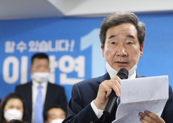 4·15 총선 서울 종로 선거에서 당선된 더불어민주당 이낙연 후보가 15일 소감을 이야기하고 있다. 이 후보는 “코로나19와 경제 위축이라는 국난의 조속한 극복에 혼신의 노력을 다하겠다”고 말했다. 김명국 선임기자 daunso@seoul.co.kr