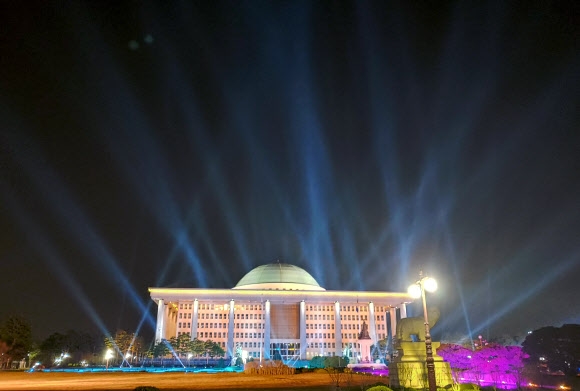 불 밝힌 국회의사당