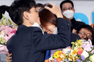 [포토] 고민정, 달콤한 남편의 ‘당선 축하’