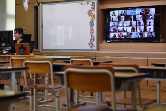 2차 온라인 개학이 시작된 16일 서울 용산초등학교 학생들이 등교하지 않은 한 교실에서 담임선생님만 참석한 채 화상으로 온라인 개학식이 진행되고 있다. 2020. 4. 16 박윤슬 기자 seul@seoul.co.kr