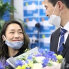 [포토] ‘암벽여제’ 아내 김자인 축하받는 오영환 당선인