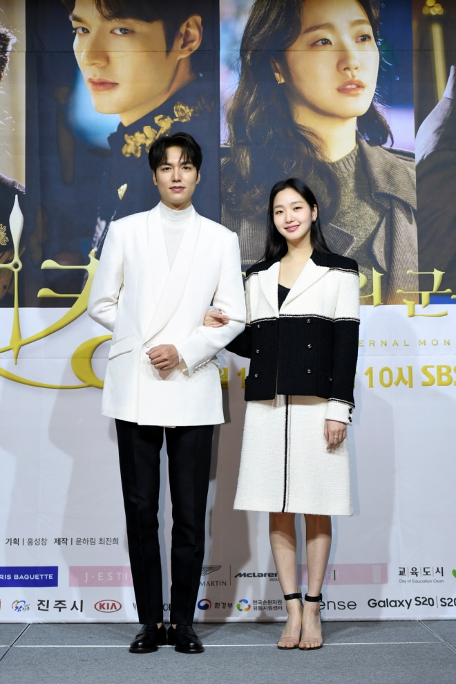 ‘더 킹:영원의 군주’에 출연하는 이민호(왼쪽)와 김고은. SBS 제공