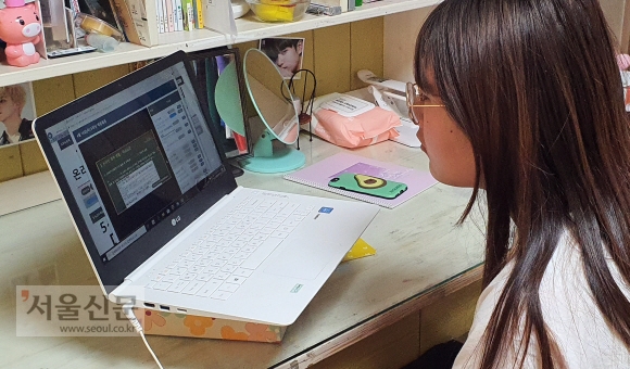 16일 경기 파주시의 한 아파트에서 노트북으로 개학 안내를 받는 초등학교 6학년 학생의 모습. 정연호 기자 tpgod@seoul.co.kr
