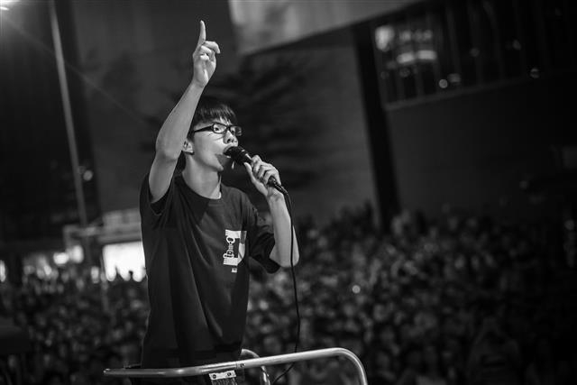 대중연설을 하는 조슈아 웡의 모습. 그는 2014년 우산운동 당시 중·고등학생으로 구성된 ‘학민사조’를 이끌며 대중국 투쟁의 선봉에 섰고 이후 홍콩 정치운동의 상징적인 인물로 떠올랐다. 프시케의숲 제공
