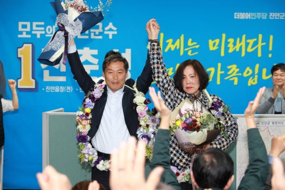 21대 총선과 함께 치러진 전북 진안군수 재보궐 선거에서 더불어민주당 전춘성 후보가 15일 당선 인사를 하고 있다. 전춘성 후보 선거사무실 제공