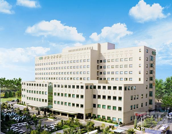 성남 분당제생병원은 26개과, 11개 특수센터, 576병상을 운영하고 있으며,전문의는 140여 명이고 1550여 명의 직원이 근무하고 있다. 사진은 병원 전경.                         분당제생병원 제공