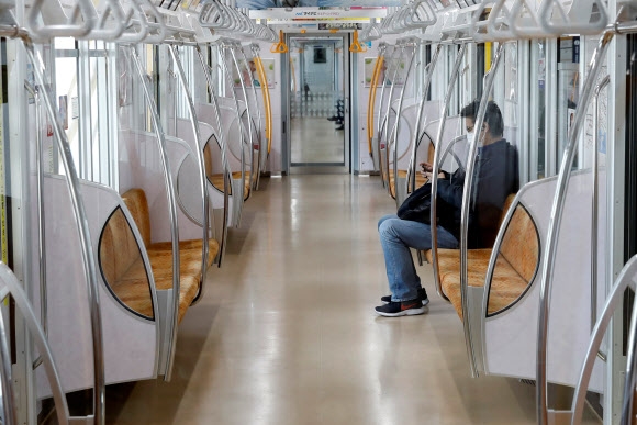 ‘코로나19 긴급사태’에 썰렁한 도쿄 지하철