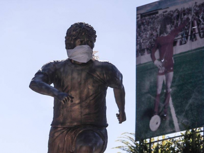 1976년 디에고 마라도나가 프로에 데뷔할 당시 소속팀이었던 아르헨티노스 주니어스의 홈 구장에 세워진 동상.