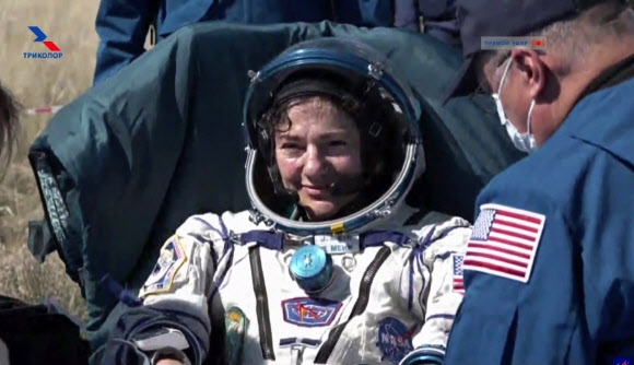지난해 9월부터 205일을 국제우주정거장(ISS)에서 보낸 미국의 여성 우주인 제시카 메이어가 17일 아침 카자흐스탄의 제카잔 마을 근처에 안착한 러시아 소유즈 MS-15 캡슐 안에 앉은 채로 홀가분한 표정을 짓고 있다. 로스코스모스 우주국 제공 AP 연합뉴스 