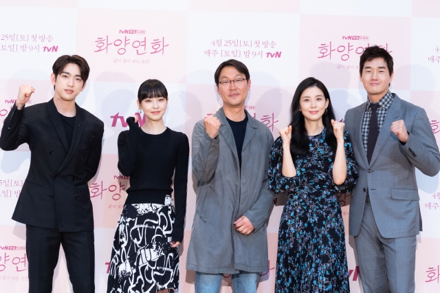 드라마 ‘화양연화’의 제작 발표회에 앞서 출연 배우와 손정현(왼쪽에서 세번째)PD가 화이팅을 외치고 있다. tvN 제공