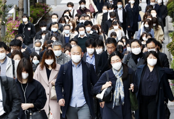 코로나19 긴급사태 일본 전국 확대…출근길 모습 신종 코로나바이러스 감염증(코로나19) 긴급사태가 일본 전국으로 확대된 가운데 17일 오전 일본 도쿄도 주오구에서 마스크를 쓴 직장인들이 출근하고 있다. 2020.4.17 교도 연합뉴스