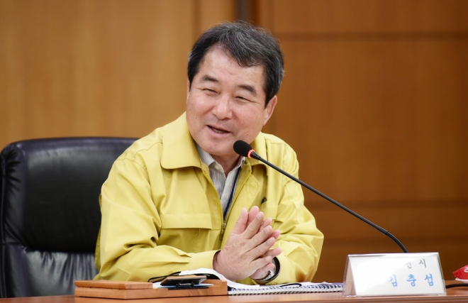 김충섭 김천시장이 17일 시청에서 열린 상무 프로축구단 유치 관련 연구용역 결과보고회에서 발언을 하고 있다. 김천시 제공