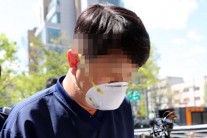 [포토] ‘라임 사태’ 연루 전 청와대 행정관, 말없이 영장심사 출석