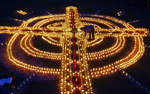 독일 내 코로나19 희생자 추모하는 ‘촛불 십자가’