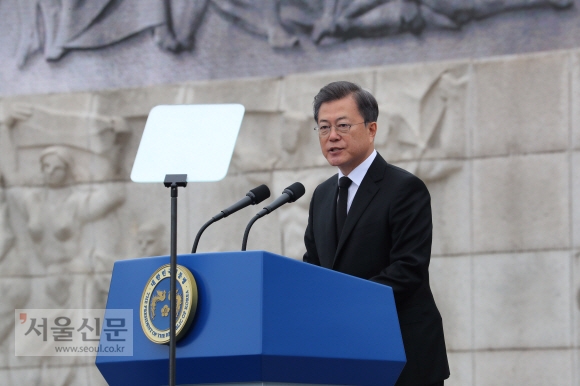 문재인 대통령이 19일 서울 강북구 국립4.19민주묘지에서 열린 제60주년 4.19혁명 기념식에서 기념사를 하고 있다. 2020. 4. 19  도준석 기자pado@seoul.co.kr