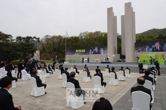 문재인 대통령이 19일 서울 강북구 국립4.19민주묘지에서 열린 제60주년 4.19혁명 기념식에서 기념사를 하고 있다. 2020. 4. 19 도준석 기자pado@seoul.co.kr