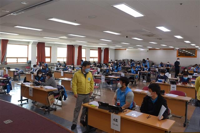 서양호(왼쪽) 서울 중구청장이 지난 4일 구청 대강당에서 해외입국 자가격리자 관리전담반 직원들을 격려하고 있다. 중구 제공