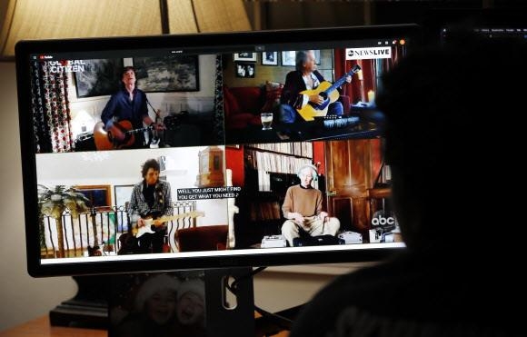 미국 매사추세츠주 노퍽의 한 대학생이 18일(현지시간) PC를 통해 코로나19 자선 온라인 콘서트 ‘원 월드: 투게더 앳 홈’에 출연한 록그룹 롤링스톤스의 모습을 보고 있다. 노퍽 EPA 연합뉴스