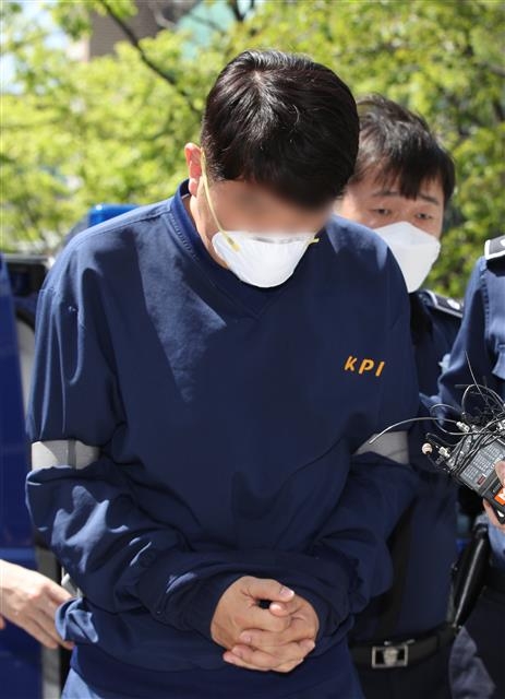 ‘라임 사태’를 무마한 의혹을 받는 김모 전 청와대 행정관이 지난 18일 서울남부지법에서 열린 구속 전 피의자심문(영장실질심사)에 출석하고 있다. 뉴스1