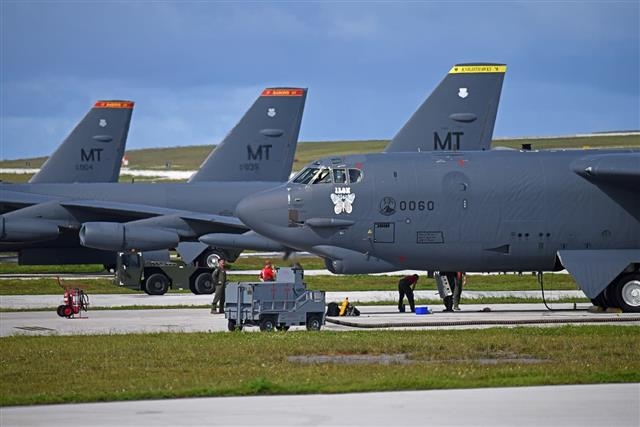 미국 공군이 괌 앤더슨 공군기지에 배치했던 B52H 전략폭격기 5대를 지난주 미 본토로 철수시킨 것으로 확인됐다. 사진은 B52 전략폭격기가 지난해 7월 노스다코타주 마이놋 공군기지에서 출발, 괌 앤더슨 공군기지에 도착해 배치된 모습. 미 공군 제공