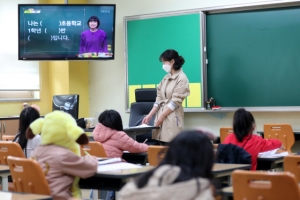 [포토] 교실에 모인 긴급돌봄 초등생들