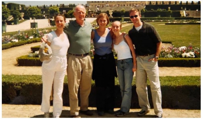 지난해 성탄절을 맞아 유럽여행을 즐겼던 돈 어데어(왼쪽 두 번째) 가족이 파리 근교 베르사유 궁전에서 다정한 포즈를 취하고 있다. 애비 어데어 라인하드 제공 USA 투데이 홈페이지 캡처