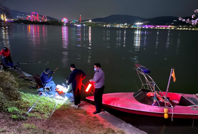 경북문화관광공사 관계자 등이 지난 19일 경주 보문호에서 불법 낚시 행위를 계도하고 있다. 경북문화관광공사 제공