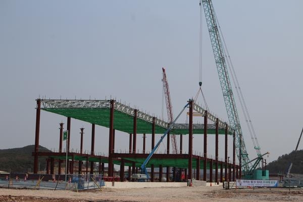 광주 광산구 빛그린 산업단지에 지난해 말 착공한 ㈜광주글로벌모터스(GGM) 자동차 공장. 철골구조물이 올라가는 등 공정률은 10％에 달한다. 광주시 제공