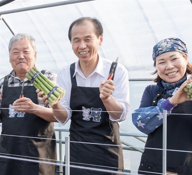 최문순(가운데) 강원도지사가 20일 강원도 농업기술원 공무원들과 함께 아스파라거스 특별판매전을 벌이고 있다. 강원도 제공